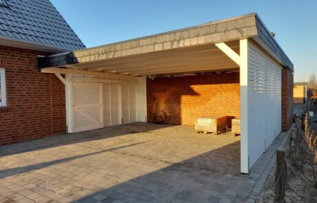 Flachdachcarport weiß aus Holz in Hamburg