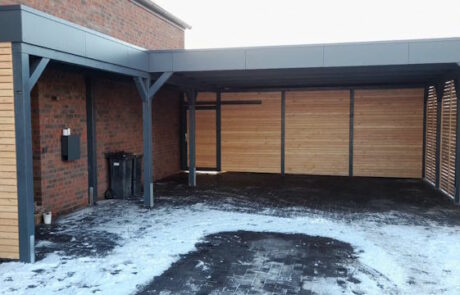 Vordach mit Carport in schwarz aus Holz, modern in Hamburg